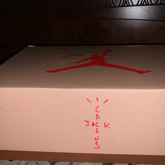 I’m selling my Travis Scott 6s I just got them but they don’t fit me well